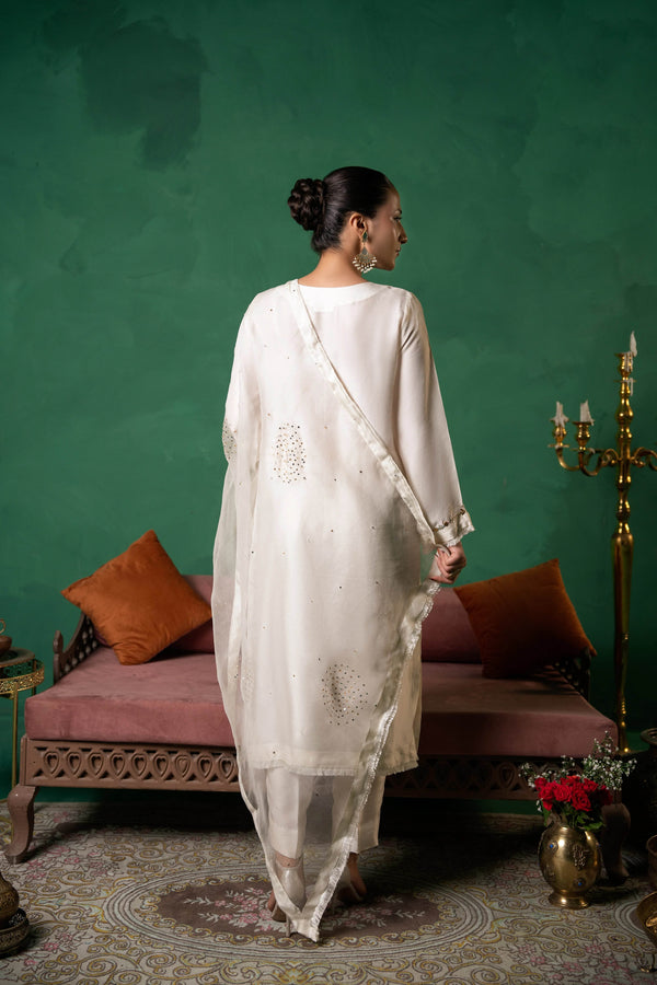 Tehzeeb Élan – Ivory Mukesh Handcrafted Silk Ensemble - Muze London